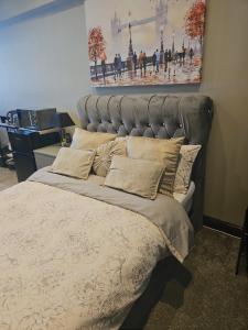 SedgleyLuxury Room In Dudley的一间卧室配有一张大床和灰色床头板