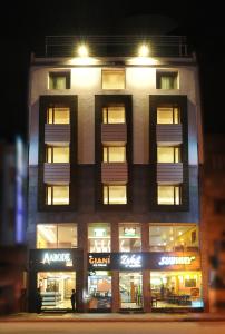 阿姆利则阿伯德酒店的商店前灯火通明的高楼