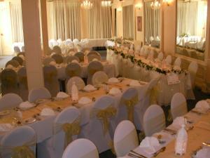 道格拉斯海德罗酒店的宴会厅配有白色的桌子和白色的椅子