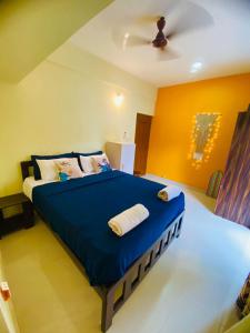 莫尔吉姆Vyana villa rooms的一间卧室配有一张蓝色床单和天花板
