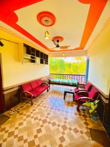 莫尔吉姆Vyana villa rooms的客厅配有红色家具和大窗户