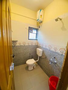 莫尔吉姆Vyana villa rooms的一间小浴室,内设卫生间