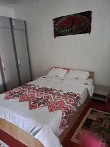 茹里洛夫卡Casa antonyo的一间卧室配有床,床上装有被子