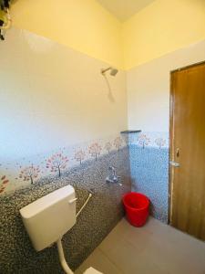 莫尔吉姆Vyana villa rooms的带淋浴的客房内带卫生间的浴室