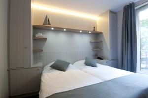 德哈恩比德尔迪克酒店的卧室设有一张白色大床和一扇窗户。