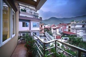 加德满都Mums Homestay & Apartments, A Nepali Family stay Experience的市景阳台