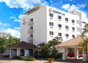 巴亚尔塔港Comfort Inn Puerto Vallarta的庭院酒店外墙的 ⁇ 染