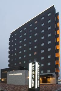 东近江市东近江能登川站前AZ酒店的前面有标志的黑色建筑