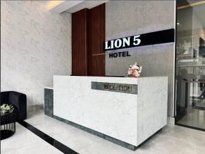 芹苴LION 5 HOTEL的酒店大堂,设有前台