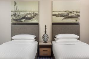 迪拜Marriott Marquis Dubai的卧室内两张并排的床