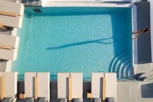 伊亚La Perla Villas and Suites - Adults Only的游泳池里的海豚的影子