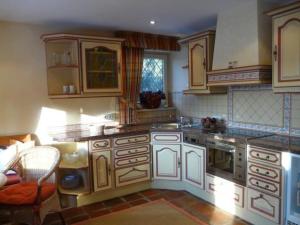 基姆湖畔布赖特布伦Luxusvilla direkt am Chiemsee的厨房配有白色橱柜和炉灶烤箱。