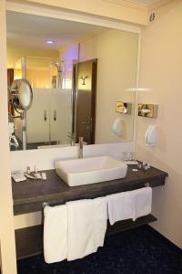 美因河畔法兰克福大帝国酒店 的一间带水槽和大镜子的浴室