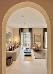 圣保罗-德旺斯托勒布兰奇酒店的客厅配有沙发和桌子