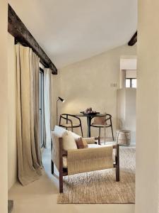 圣保罗-德旺斯托勒布兰奇酒店的客厅配有沙发和桌子