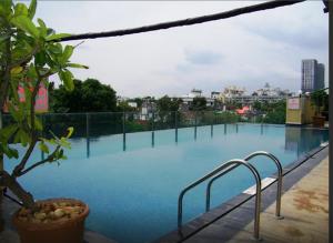 浦那浦那皇家奥奇德中心酒店的一座蓝色海水的大型游泳池
