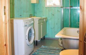 黑达尔Cozy Home In Heidal With House A Mountain View的一间带洗衣机和水槽的浴室