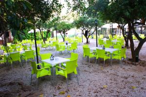 阿尔阿马德穆尔西亚洛斯巴尔托洛斯酒店的一组桌椅,配有黄色椅子