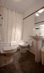 洛斯巴尔托洛斯酒店的一间浴室