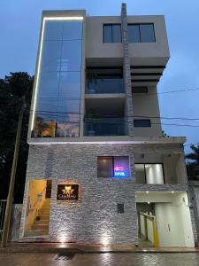 塔马索波Hotel Casa María Tamasopo的一座高大的建筑,旁边有一个标志