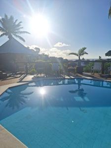 莫罗圣保罗莫罗圣保罗酒店的一个阳光明媚的大型游泳池
