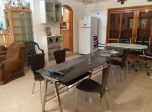 亚实基伦Castel Ashkelon的厨房以及带桌椅的用餐室。