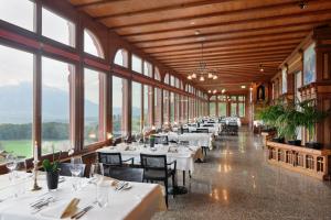 萨克瑟恩派莫塔娜酒店的用餐室设有桌椅和窗户。
