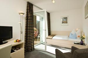 巴德小基希海姆玛丽亚旅馆的客厅设有床和滑动玻璃门
