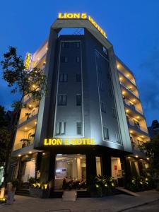 芹苴LION 5 HOTEL的带有阅读狮子和酒店标志的酒店