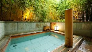 京都Kadensho, Arashiyama Onsen, Kyoto - Kyoritsu Resort的中间设有灯光游泳池