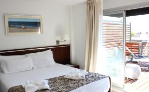 马德普拉塔马德普拉塔里贝拉苏尔酒店的酒店客房设有一张床和一个阳台。