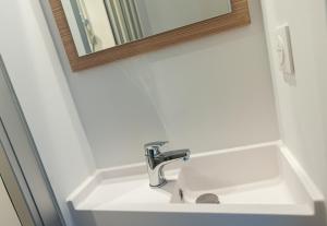 博讷Premiere Classe Beaune的浴室设有白色水槽和镜子