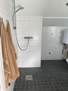 TorslandaHärligt semester boende的带淋浴的浴室和瓷砖地板。