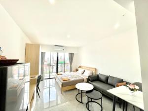 金边REAL HOPE Apartments Phnom Penh - FREE laundry的客厅配有沙发和桌子