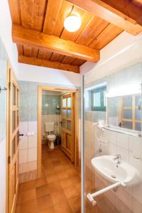 Vindornyalak奥勒格基依公寓的一间带水槽和卫生间的浴室
