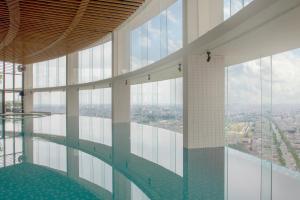 海阳Mandala Hotel & Suites Hai Duong的从带游泳池的大楼顶层欣赏美景