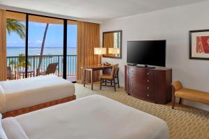 檀香山夏威夷威基基海滩希尔顿度假酒店的酒店客房设有两张床和一台平面电视。
