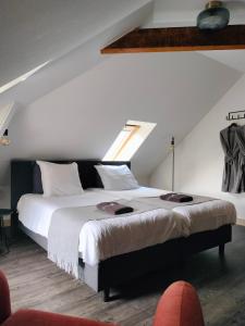 阿珀尔多伦Het Oude Kantongerecht的阁楼上的卧室配有一张大床