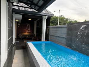 双溪毛糯Araas Boutique House for Family Stay ONLY的一座房子后院的游泳池