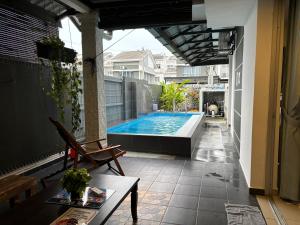 双溪毛糯Araas Boutique House for Family Stay ONLY的庭院中间的游泳池