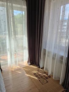 利沃夫Власне Паркомісце! Апартаменти у новобудові, Городоцька street的客房设有带白色窗帘的窗户。