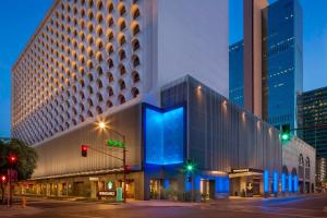 凤凰城凤凰城市中心万丽酒店的夜幕降临的城市街道上
