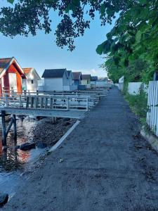 NesoddtangenOslo Fjord views with your own private beach hut at Flaskebekk的一条有排房子和围栏的街道