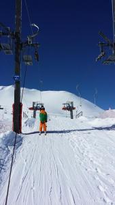 蒂涅Résidence Les Tommeuses - 2 Pièces pour 6 Personnes 224的滑雪者在滑雪缆车旁滑雪
