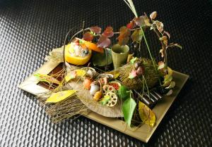 箱根Hakone Onsen Ryokan Yaeikan的桌子上一盘食物