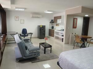 卡利TORRE DE CALI - Fabulosos Apartamentos pisos 6 al 39的一间卧室配有一张床铺、椅子和一张桌子