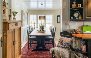 莫尔德Stunning Home In Molde With Kitchen的一间带桌椅的用餐室