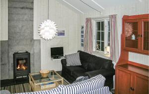 Cozy Home In Gålå With Kitchen的带沙发和壁炉的客厅