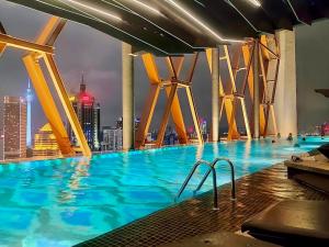 吉隆坡Scarletz Suites KLCC by M Suites的大楼屋顶上的大型游泳池