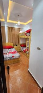 阿莱曼Porto golf的一间带两张双层床的卧室,铺有瓷砖地板。